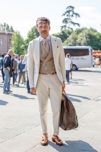 Какие лоферы носить с бежевым костюмом