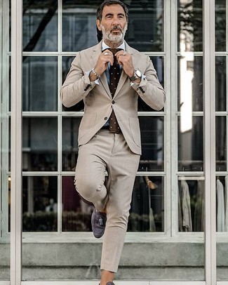 Какие лоферы носить с бежевым костюмом