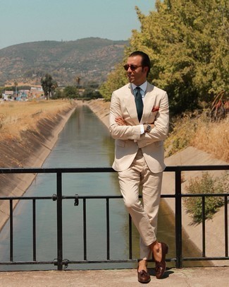 Какие лоферы носить с бежевым костюмом