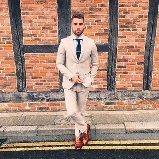 Какие лоферы носить с бежевым костюмом