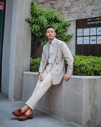 Какие лоферы носить с бежевым костюмом