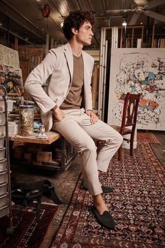 Какие лоферы носить с бежевым костюмом