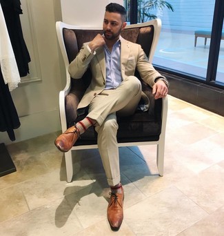 Какие рубашки с длинным рукавом носить с бежевым костюмом