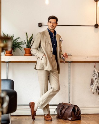 Какие рубашки с длинным рукавом носить с бежевым костюмом