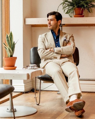 Какие рубашки с длинным рукавом носить с бежевым костюмом