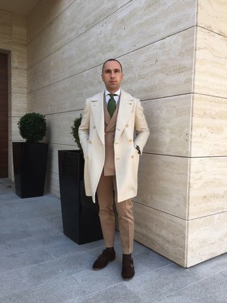 Какие длинные пальто носить с бежевым костюмом