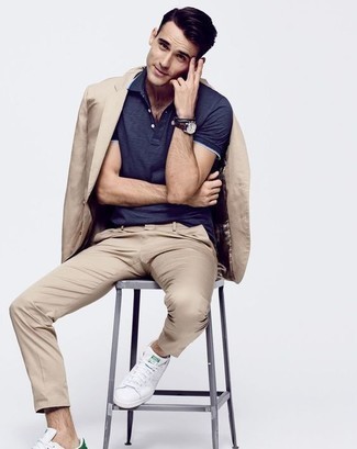 Какие футболки-поло носить с бежевым костюмом