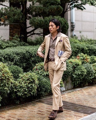 Какие футболки-поло носить с бежевым костюмом