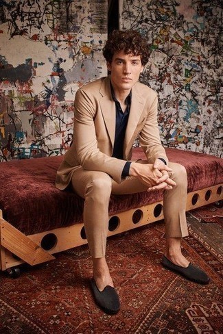 Какие свитеры с воротником поло носить с бежевым костюмом