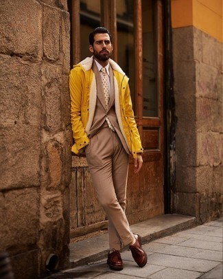 Какие дождевики носить с бежевым костюмом