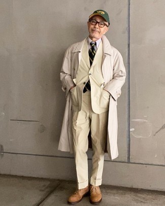 Как носить бежевый костюм с светло-коричневыми замшевыми ботинками дезертами