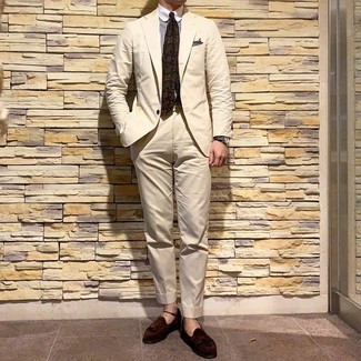 Какие лоферы с кисточками носить с бежевым костюмом