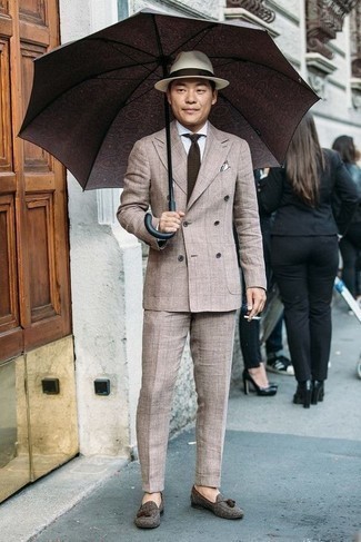 Какие лоферы с кисточками носить с бежевым костюмом