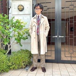 Какие плащи носить с бежевым костюмом