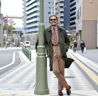 Какие плащи носить с бежевым костюмом