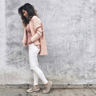 С чем носить бежевый свитер женщине в спортивном стиле