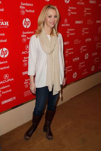 С чем носить бежевый свитер за 50 лет женщине