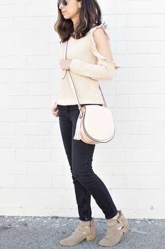 С чем носить бежевый свитер женщине осень