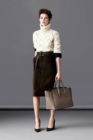 С чем носить бежевый свитер женщине в деловом стиле