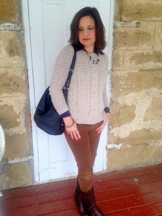 С чем носить бежевый свитер за 50 лет женщине