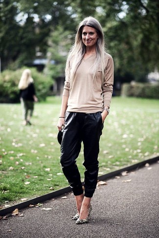 С чем носить бежевый свитер в 30 лет женщине