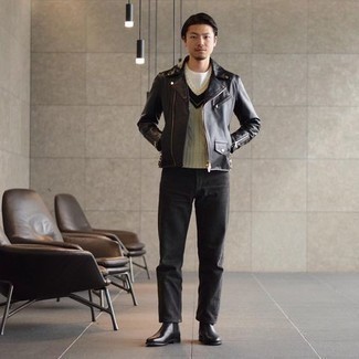 Как носить бежевый трикотажный жилет с черной кожаной косухой мужчине