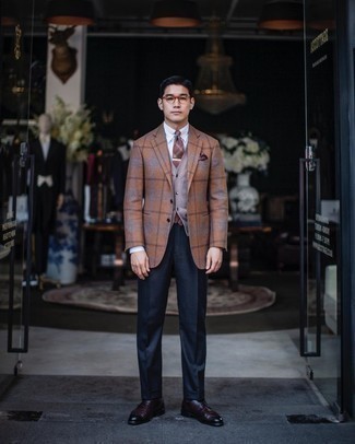 С чем носить бежевый трикотажный жилет мужчине