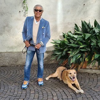 Как носить бежевый трикотажный жилет с темно-синими джинсами мужчине