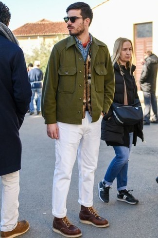 Как носить бежевый трикотажный жилет с белыми брюками чинос