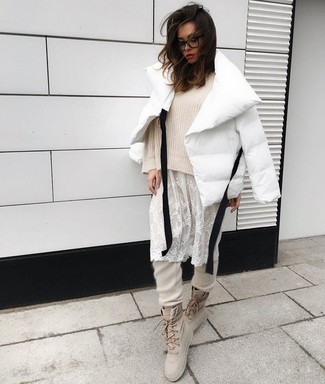 С чем носить бежевые спортивные штаны женщине