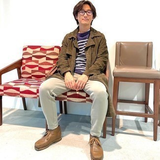 Какие плащи носить с бежевыми спортивными штанами мужчине