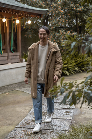 Как носить бежевый свитшот с синими джинсами мужчине