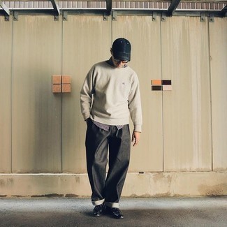 Как носить бежевый свитшот с темно-серыми брюками чинос