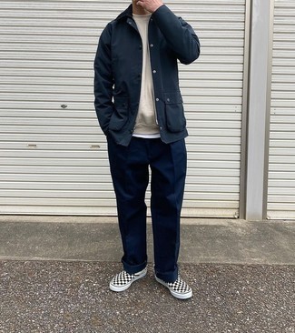 Какие брюки чинос носить с бежевым свитшотем