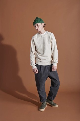 Какие брюки чинос носить с бежевым свитшотем