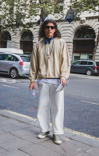 Какие брюки чинос носить с бежевым свитшотем