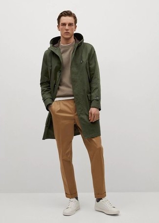 Какие брюки чинос носить с бежевым свитшотем