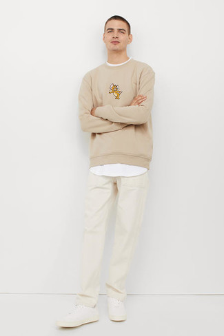 Какие брюки чинос носить с бежевым свитшотем