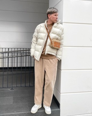 Какие брюки чинос носить с бежевым свитшотем