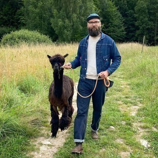 Какие джинсовые куртки носить с бежевым свитшотем мужчине