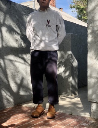 Какие ботинки дезерты носить с бежевым свитшотем