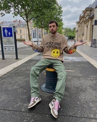 Какие высокие кеды носить с бежевым свитшотем мужчине