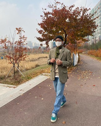 Как носить бежевый свитшот с голубыми джинсами мужчине