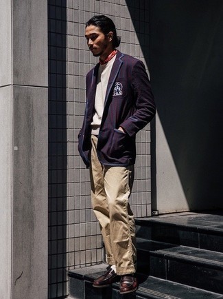 Как носить бежевый свитшот с темно-синим пиджаком мужчине