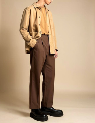 С чем носить бежевую футболку мужчине