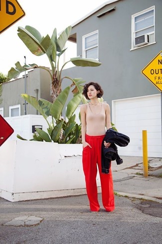 С чем носить бежевую майку женщине