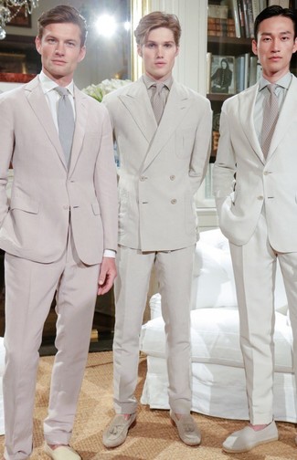 Какие костюмы носить с бежевыми лоферами с кисточками