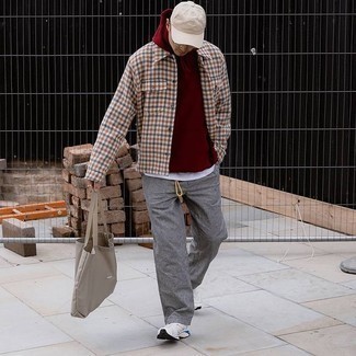 С чем носить бежевую большую сумку мужчине