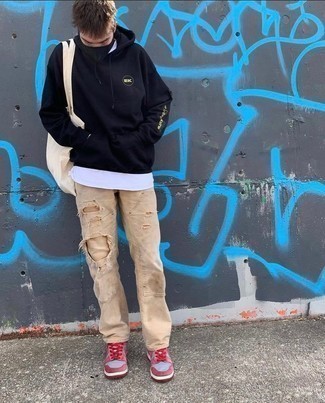 С чем носить бежевую большую сумку мужчине