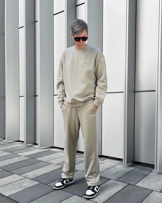 Какие низкие кеды носить с бежевым спортивным костюмом мужчине